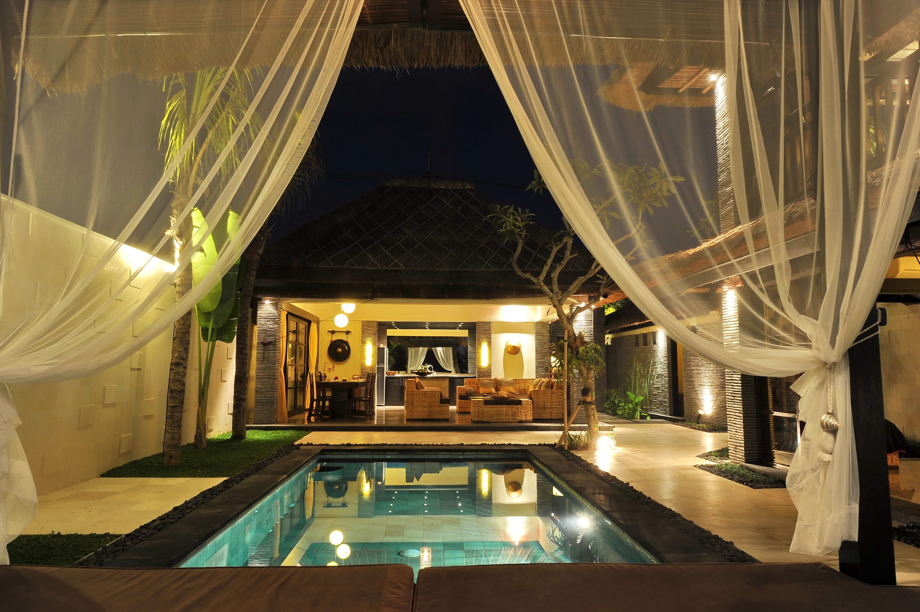 modern,tropical,villa,with,swimming,pool,in,nature