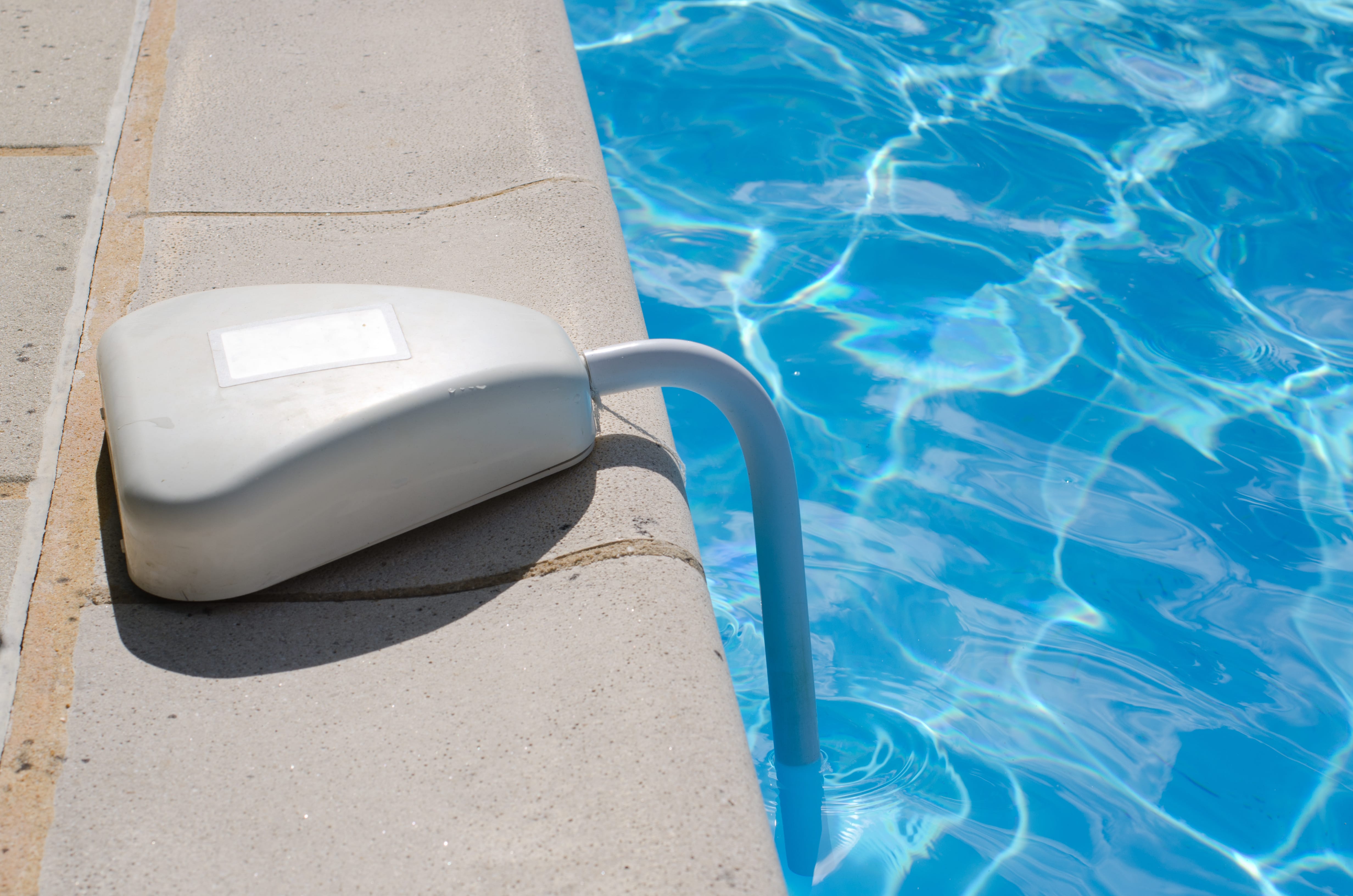 alarme,de,piscine,installée,au,bord,d’une,maison