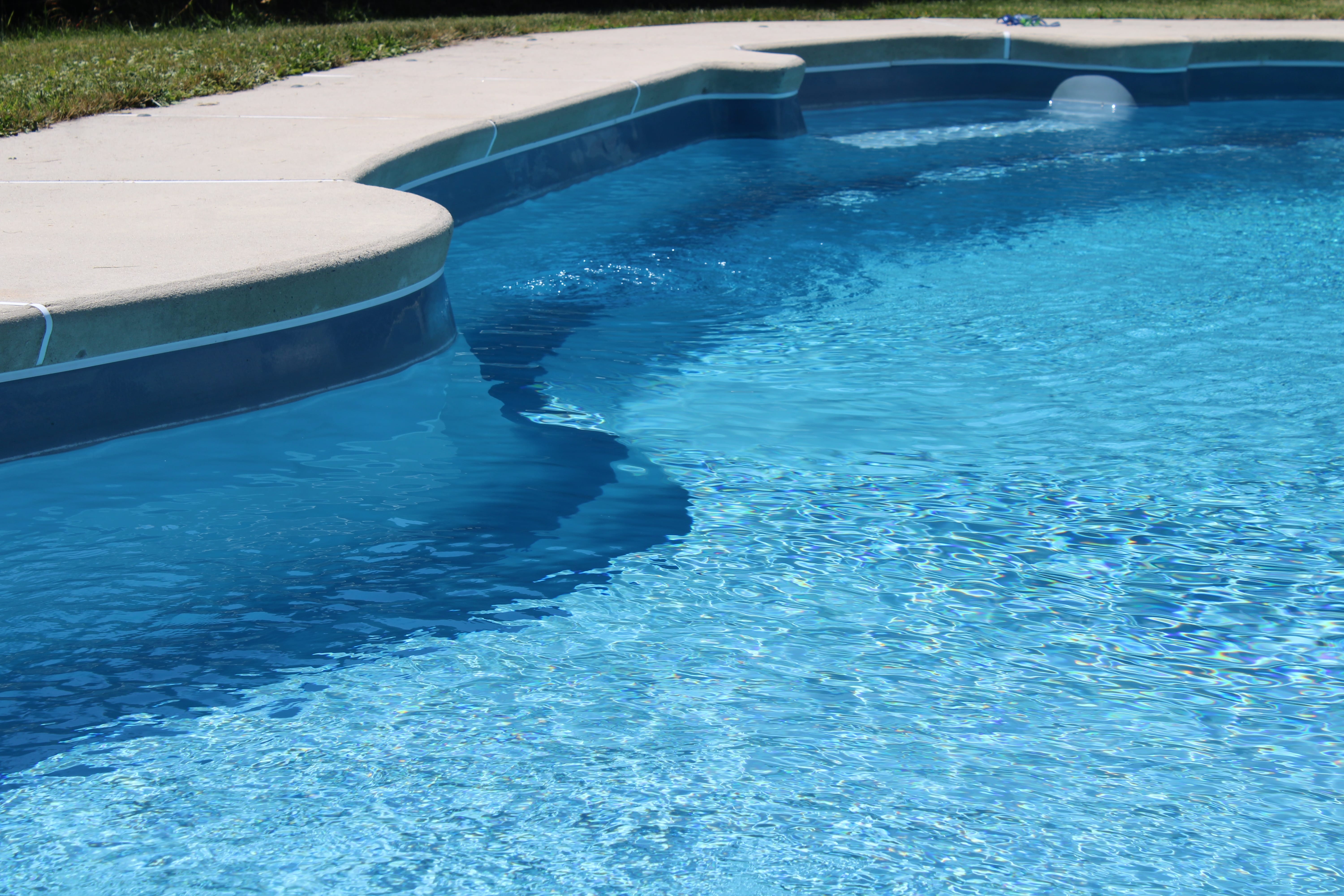 élégante,piscine,en,fibre,de,verre,dans,un,cadre,d’arrière-cour,serein.,durable,,faible entretien,