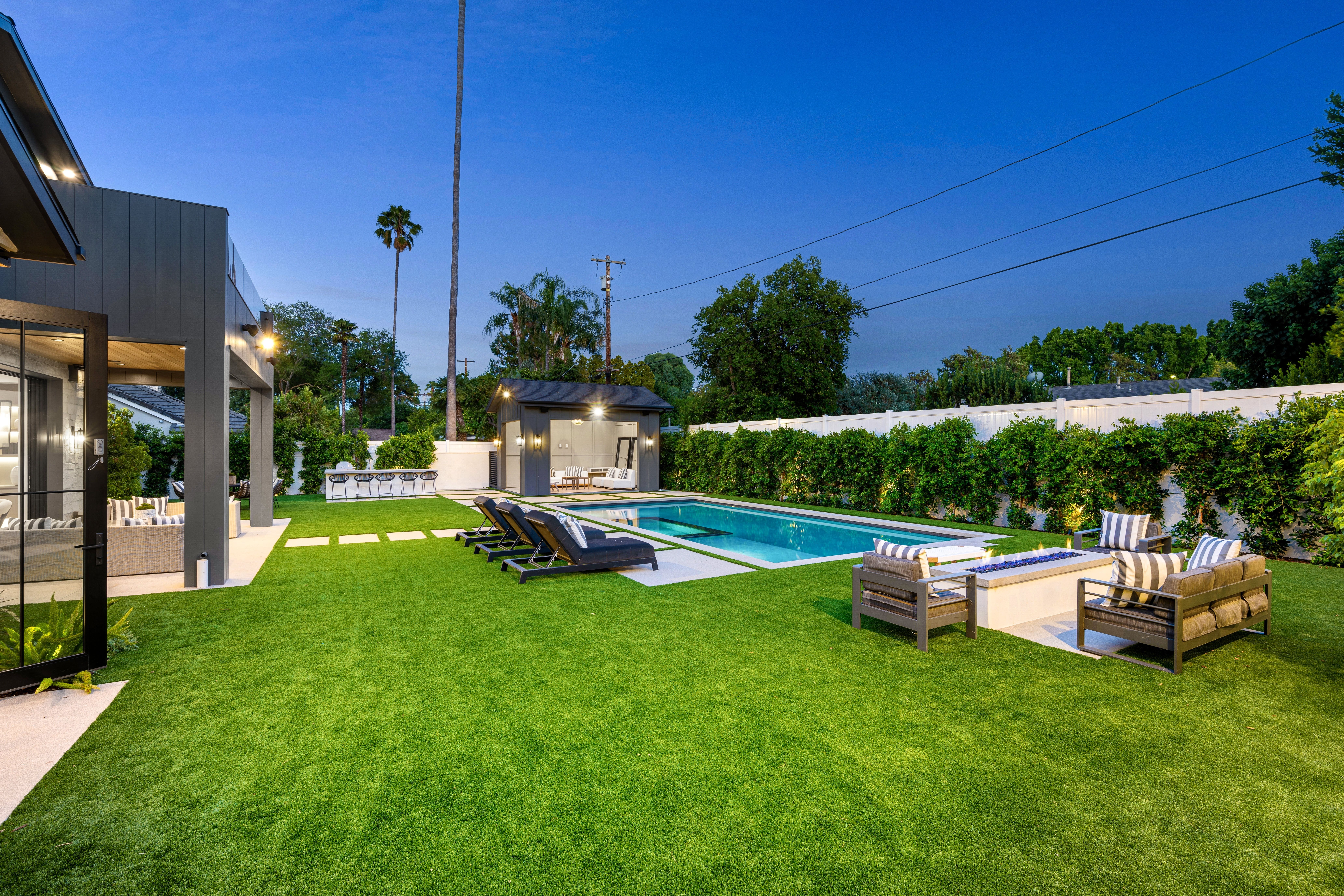 modern,backyard,with,a,swimming,pool,,lounge,chairs,,and,a